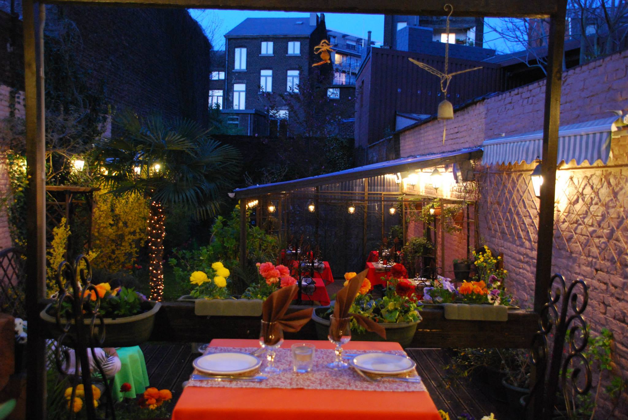 Terrasse du restaurant indien Namaste India à Liège en soirée